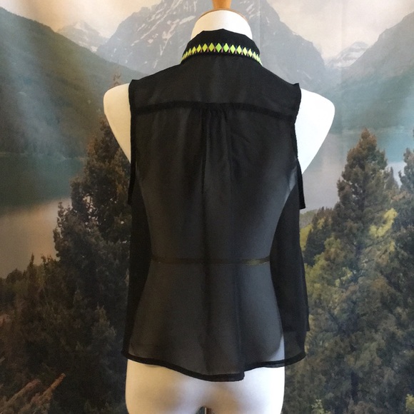 Geo embroidered collared blouse - Picture 3 of 4